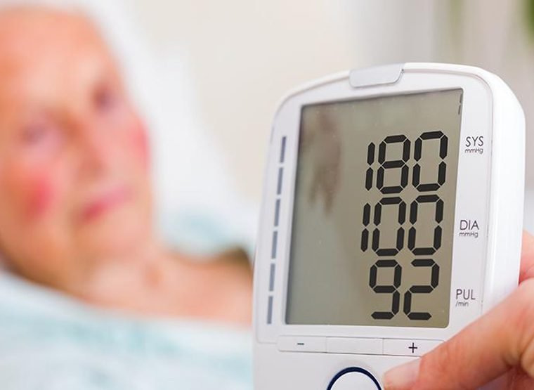 Yüksek Tansiyon Hastaları İçin Evde Doktor Takibi Neden Gereklidir?